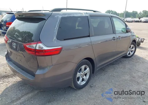 2017 Toyota Sienna Le 8 Passenger z USA, uszkodzony, nr VIN 5TDKZ3DC5HS806235